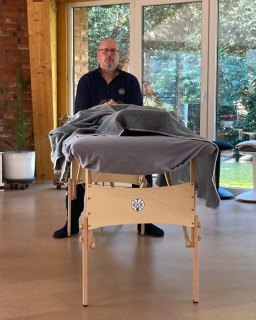 🤲 Heilung beginnt in der Stille.
Die meisten hören nur, wenn der Körper laut schreit, mit Schmerzen, Unruhe oder Schlaflosigkeit.
Doch er flüstert schon lange vorher.
✨ In der craniosacralen Begleitung lernst du, dieses Flüstern wieder wahrzunehmen.
Sanfte Berührungen, kaum Druck – aber tiefe Wirkung:
• 🧠 Dein Nervensystem beruhigt sich.
• 💓 Spannungen lösen sich.
• 🌙 Schlaf und Energie kehren zurück.
Es geht nicht ums „Machen“. Es geht ums Loslassen.
Dein Körper weiß, was er braucht – du musst ihm nur den Raum geben, zuzuhören.
Atme. Lass los. Spür.
Das ist keine Technik, sondern eine Rückkehr zu dir selbst.
#craniosacral #selbstheilung #achtsamkeit #erholung #gesundheit #tgetraining #Balance #ruhe