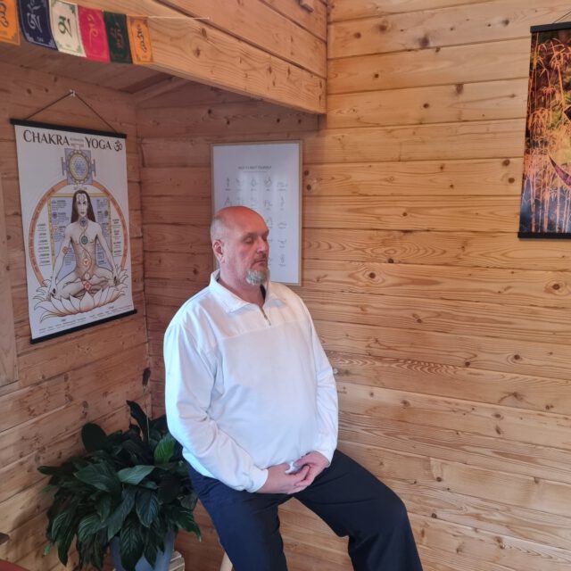 😴 Schlaf ist deine geheime Superkraft 💥
Während du schläfst, wird dein Körper zur Reparatur-Werkstatt:
🧠 Gehirn sortiert Gedanken.
💪 Muskeln wachsen.
💓 Herz und Nerven erholen sich.
Aber – zu wenig Schlaf = zu viel Stress. Cortisol bleibt hoch, Energie sinkt, Laune kippt.
👉 Schon 1 Stunde weniger Schlaf pro Nacht macht dich reizbarer, hungriger und schwächer im Training.
💡 Meine 3 Top-Tipps für besseren Schlaf:
1️⃣ Feste Schlafzeiten – dein Körper liebt Rhythmus.
2️⃣ Abendritual statt Netflix-Finale.
3️⃣ Atme doppelt so lang aus wie ein – beruhigt dein Nervensystem sofort.
Mach aus deinem Schlafzimmer wieder eine Regenerationszone, kein Büro mit Bett.
Und erinnere dich: Schlaf ist kein Luxus. Er ist dein natürliches Doping – ganz ohne Nebenwirkungen.
💤 Kostenloses 5 Minuten Abendritual für mehr Ruhe im Kopf.
👉 Link in Bio.
#schlafgesundheit #besserschlafen #regeneration #erholung #achtsamkeit #tgetraining #schlafroutine