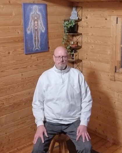 Zwei Vagus-Übungen, die du sofort ausprobieren kannst
Stress, schlechter Schlaf oder das Gefühl, dauerhaft angespannt zu sein? Dann könnte dein Vagusnerv – der „Beruhigungsnerv“ deines Körpers – etwas Unterstützung brauchen.
Hier kommen zwei super einfache Übungen, die du sofort testen kannst:
1️⃣ Seitenblick-Übung
Lege dich hin, Hände hinter den Kopf, Kopf bleibt in der Mitte – nur die Augen schauen erst ganz nach rechts, dann ganz nach links.
Warte jeweils, bis dein Körper ein kleines Signal gibt (Gähnen, Seufzen, Schlucken).
Das hilft deinem Nervensystem, loszulassen.
2️⃣ 2er Atmung
5 Sekunden ein – 5 Sekunden aus.
Gleichmäßig, ruhig, ohne Pause.
Schon nach ein paar Minuten fühlst du, wie dein Körper langsamer wird.
Diese zwei Mini-Tools sind perfekt, wenn du sofort weniger Stress im Körper spüren möchtest. Wenn du merkst, dass dir das guttut und du lernen willst, wie du deine innere Ruhe dauerhaft stärkst:
Melde dich gern bei mir – ich begleite dich auf dem Weg zu besserem Schlaf, weniger Stress und mehr Energie.
#vagusnerv #nervensystemberuhigen #stressabbau #entspannungfinden #schlafverbessern #atemarbeit #kohärentesatmen #meditationlernen #achtsamkeitimalltag #gesundheitstipp #körpergeistseele #macebelltraining #energieauftanken #tge