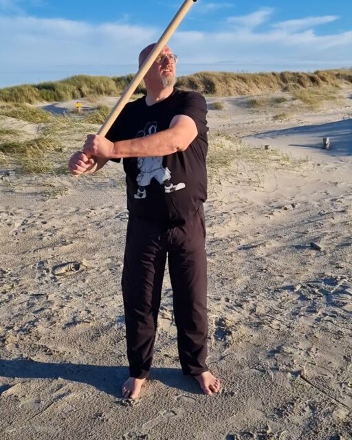 Warum mein Training wirkt – Ganzheitlich, alltagstauglich & direkt umsetzbar 🚀
Ich arbeite mit einem Mix aus Bewegung, Atmung, Nervensystem- und Energiearbeit. So kombiniert, dass es im echten Leben funktioniert. Kein Schnickschnack, nur Werkzeuge, die wirklich spürbar etwas verändern.
Bewegung, die überall funktioniert
Yoga im Büro, Yoga auf dem Stuhl, Taiji-Qigong, Functional Training und klassisches Gesundheitstraining – ideal für Menschen, die viel sitzen und weniger Schmerzen wollen. 💺💪
Kopf & Nervensystem runterfahren
Meditation, Achtsamkeit, Stressbewältigung, Touch for Health und Vagus-Training sorgen für Fokus, Ruhe und besseren Schlaf. 🧠✨
Deep Work & Energiearbeit
Durch meine Workshops bei @yogividyananda fließen Atemtechniken, Chakrenarbeit, Chi-Aktivierung, energetisches Rückenschmerzverständnis, Meridianlehre, Zirbeldrüsen-Impulse und Cranio Sacrale Balance in mein Training ein.
Craniosacrale Begleitung (biodynamisch)
Ausgebildet bei Andreas Koch (Lebenswiege.de) – sanft, tief wirksam, nervensystemregulierend. 🌀
Moderne Tools für natürliche Bewegung
Original Strength RESET & Mace Training bringen Energie, Stabilität und natürliche Bewegungsmuster zurück. 🔄🔥
👉 Mehr dazu findest du im neuen Blogeintrag auf meiner Website.
#ganzheitlichestraining #vagusnerv #achtsamkeitstraining #craniosacral #biodynamisch #meditationlernen #yogaimbüro #functionaltraining #stressabbau #schlafverbesserung #energiearbeit #macebelltraining #originalstrength #gesundheitssport #körpergeistseele #präventionstraining #tge #coachfürkörpergeistseele #büroyoga #achtsamarbeiten #bewegtdurchdenalltag