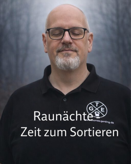 Raunächte – kein Hokuspokus, sondern ein sinnvoller Reset
Zwischen den Jahren wird es automatisch ruhiger. Genau hier setzen die Raunächte an.
Nicht mystisch. Sondern praktisch.
Früher nutzten Menschen diese Zeit, um Ordnung zu schaffen – im Haus und im Kopf.
Heute brauchen wir das mehr denn je.
Zwei einfache Schritte:
✍️ Schreib auf, was dich dieses Jahr Kraft gekostet hat
✂️ Entscheide bewusst, was du nicht mitnehmen willst
Mehr ist nicht nötig.
Die Raunächte sind kein Glaubenstest. Sie sind ein Angebot:
kurz anhalten, ehrlich hinschauen, klar neu starten.
👉 Den ausführlichen Artikel mit zwei alltagstauglichen Übungen findest du auf meinem Blog:
www.thomas-gerding.de
Wenn du dir Begleitung wünschst – ruhig, klar, strukturiert – melde dich gern bei mir für eine 1:1-Begleitung.
#Raunächte
#ZwischenDenJahren
#Jahreswechsel
#Neustart
#Loslassen
#AchtsamkeitImAlltag
#InnereRuhe
#Stressabbau
#MentalerReset
#Klarheit
#BewusstLeben
#KoerperGeistSeele
#GanzheitlicheGesundheit
#PersoenlicheEntwicklung