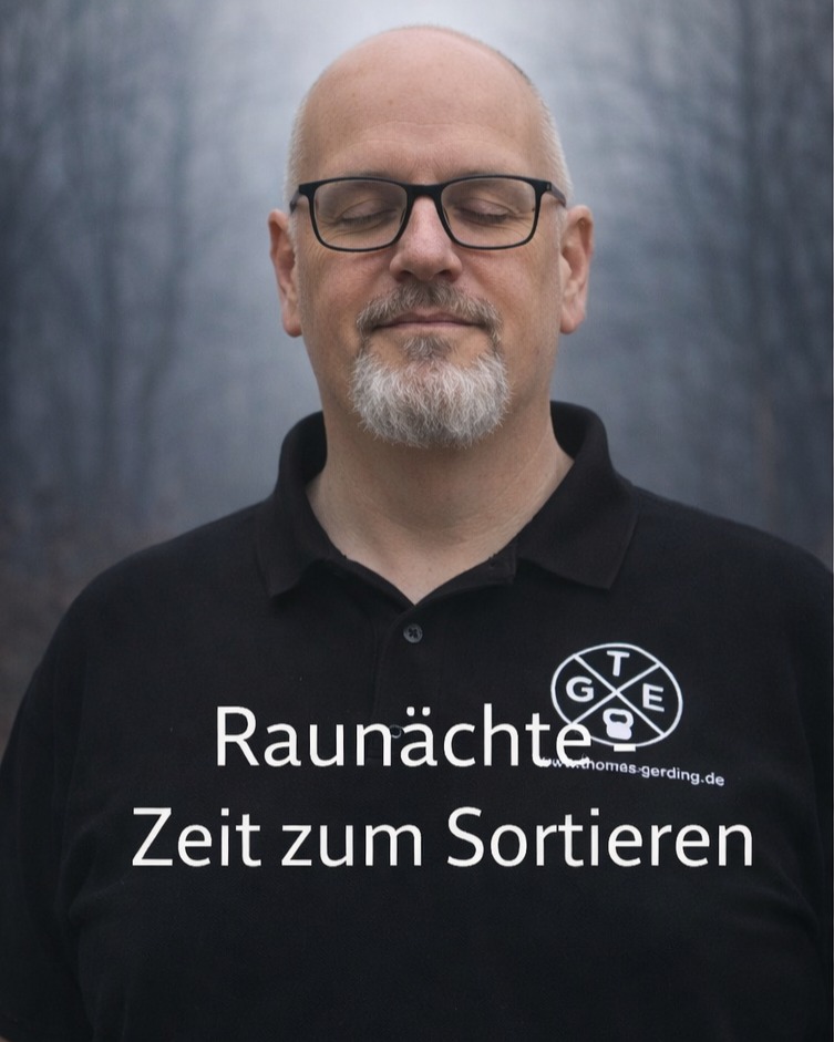 Raunächte – kein Hokuspokus, sondern ein sinnvoller Reset
Zwischen den Jahren wird es automatisch ruhiger. Genau hier setzen die Raunächte an.
Nicht mystisch. Sondern praktisch.
Früher nutzten Menschen diese Zeit, um Ordnung zu schaffen – im Haus und im Kopf.
Heute brauchen wir das mehr denn je.
Zwei einfache Schritte:
✍️ Schreib auf, was dich dieses Jahr Kraft gekostet hat
✂️ Entscheide bewusst, was du nicht mitnehmen willst
Mehr ist nicht nötig.
Die Raunächte sind kein Glaubenstest. Sie sind ein Angebot:
kurz anhalten, ehrlich hinschauen, klar neu starten.
👉 Den ausführlichen Artikel mit zwei alltagstauglichen Übungen findest du auf meinem Blog:
www.thomas-gerding.de
Wenn du dir Begleitung wünschst – ruhig, klar, strukturiert – melde dich gern bei mir für eine 1:1-Begleitung.
#Raunächte
#ZwischenDenJahren
#Jahreswechsel
#Neustart
#Loslassen
#AchtsamkeitImAlltag
#InnereRuhe
#Stressabbau
#MentalerReset
#Klarheit
#BewusstLeben
#KoerperGeistSeele
#GanzheitlicheGesundheit
#PersoenlicheEntwicklung