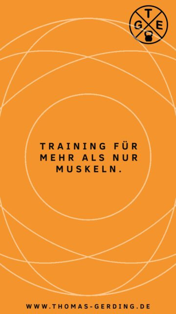 Training für Körper, Geist und Seele klingt für viele nach Klangschale.
Tut mir leid, dass ist es NICHT 🚫.
Es ist Trainingslogik.
🔶 Der Körper passt sich an Reize an. Immer.
🔶 Der Geist reagiert auf Klarheit oder Chaos. Auch immer.
🔶 Das, was viele „Seele“ nennen, ist oft schlicht: Überlastung ohne Pause.
Im Sport ist das klar:
🔶 Kein Training ohne Regeneration.
🔶 Kein Fortschritt ohne Struktur.
Im Alltag ignorieren wir das gern. Mehr Termine. Mehr Druck. Weniger Schlaf. Und wundern uns, warum Leistung, Fokus und Energie nachlassen.
TGe Training verbindet genau diese Punkte:
🔶 Bewegung, die den Körper belastbar macht
🔶 Atem & Fokus, die den Geist sortieren
🔶 bewusste Pausen, damit das System nicht kippt
Ohne Heilsversprechen, ohne Esoterik, aber mit Wirkung, weil die Ursachen stimmen.
Egal ob Büro, Training oder Familienalltag: Wenn du dein System verstehst, kannst du es steuern.
👉 Wenn du wissen willst, wo du gerade Energie verlierst: Buche dir ein kostenloses Erstgespräch. Klar, ehrlich, alltagstauglich.
#körpergeistseele #ganzheitlichestraining #stresskompetenz #regeneration #bewegungimalltag #schlafgesundheit #TrainingOhneEsoterik #TGeTraining
