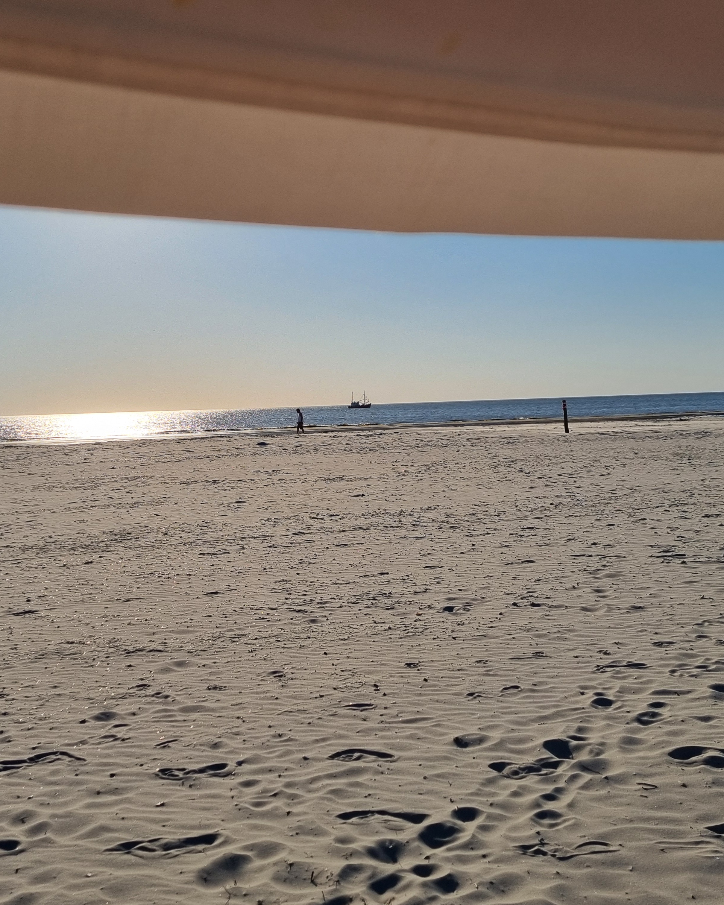 ☀️ Sommersonnenwende – schenke dir einen Moment des Innehaltens
Der längste Tag des Jahres lädt uns dazu ein, für einen Augenblick aus dem Trubel des Alltags auszusteigen und bewusst auf das zu schauen, was bereits gewachsen ist.
Ganz gleich, ob du die Sonnenwende als spirituellen Moment wahrnimmst oder einfach als schönes Symbol für die Zyklen der Natur: Sie kann ein wertvoller Anlass sein, innezuhalten und dir selbst ein paar wichtige Fragen zu stellen.
🧠 Denn aus psychologischer Sicht können solche bewussten Rituale uns dabei unterstützen, Abstand vom Alltag zu gewinnen, Veränderungen bewusster zu gestalten und unsere persönlichen Ziele wieder in den Blick zu nehmen.
Vielleicht fragst du dich heute:
🌱 Was hat mir in den vergangenen Monaten wirklich gutgetan?
🍃 Welche Gewohnheiten, Gedanken oder Belastungen möchte ich hinter mir lassen?
🌞 Was möchte ich in der kommenden Zeit mehr in mein Leben einladen?
Es müssen keine großen Veränderungen sein. Oft sind es die kleinen, bewussten Schritte, die langfristig den größten Unterschied für unsere Gesundheit und unser Wohlbefinden machen.
💛 Und vielleicht spürst du gerade, dass es Zeit für eine Veränderung ist – aber du weißt nicht genau, wie du den ersten Schritt gehen sollst oder wie du dauerhaft dranbleiben kannst.
Dann darfst du dich gerne bei mir melden. Gemeinsam schauen wir, welche Veränderungen zu deinem Leben passen und wie du sie mit mehr Leichtigkeit, Klarheit und Nachhaltigkeit in deinen Alltag integrieren kannst.
✨ Die Sommersonnenwende erinnert uns daran: Wachstum braucht nicht nur Bewegung nach vorne, sondern auch Momente des Anhaltens, um den eigenen Weg bewusst weiterzugehen.
#Sommersonnenwende #Achtsamkeit #MentaleGesundheit #Gesundheit #Resilienz #Selbstfürsorge #Gesundheitscoaching #Veränderung #InnereBalance