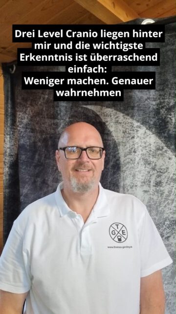 **Drei Level. Viele intensive Erfahrungen. Ein wichtiger Meilenstein. 🙏**
Ich habe meine **Grundausbildung Level 1–3 in Craniosacraler Begleitung & Biodynamik** am **LEBENSW(I)EGE – Institut für Biodynamik Europa in Kirchhatten** abgeschlossen.
Was nehme ich daraus besonders mit?
👉 **Weniger machen. Genauer wahrnehmen.**
In einer Welt, in der wir ständig funktionieren, leisten und optimieren sollen, kann es unglaublich wertvoll sein, einfach einmal zur Ruhe zu kommen.
Bei der **Craniosacralen Begleitung** liegst du bequem und bekleidet auf der Liege. Mit ruhiger, achtsamer Berührung entsteht Raum für **Regeneration, Körperwahrnehmung und Selbstregulation**.
Für mich fügt sich Cranio damit wunderbar in meine Arbeit ein: **Bewegung, Atmung, Meditation und bewusste Ruhe** – unterschiedliche Wege mit einem gemeinsamen Ziel: Körper, Geist und Seele wieder stärker miteinander in Verbindung zu bringen.
Keine Heilversprechen. Kein „Ich repariere dich“.
Sondern Zeit, Aufmerksamkeit und ein geschützter Raum für dich.
💬 **Neugierig, wie sich Craniosacrale Begleitung anfühlt?**
Dann schreib mir oder komm einfach mal auf die Liege.
#craniosacral #craniosacralebegleitung #biodynamik #regeneration #achtsamkeit #stressabbau #körperwahrnehmung #selbstregulation #entspannung #tgetraining